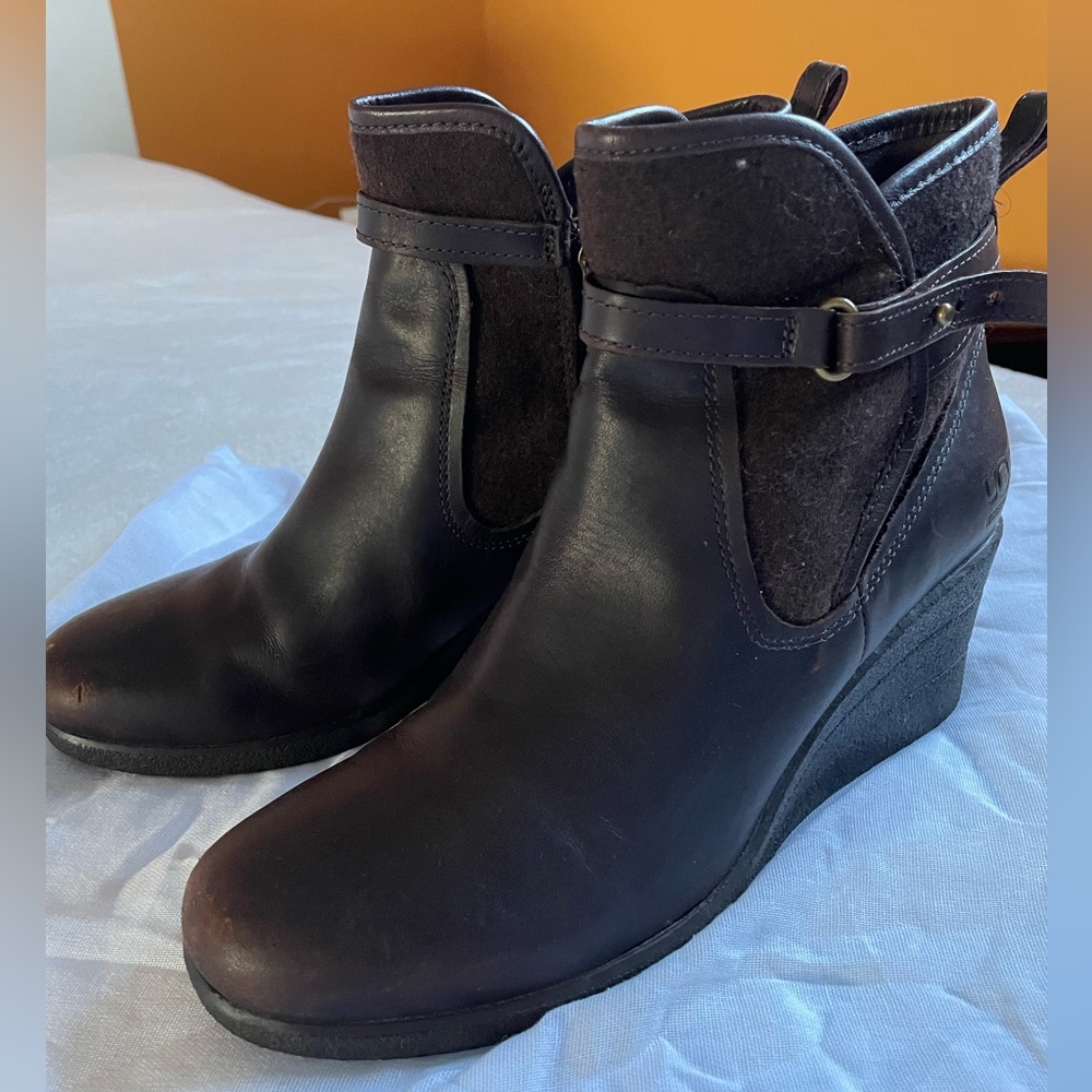 UGG Emalie Dark Brown Leather Wedge Ankle Booties Waterproof Size 8